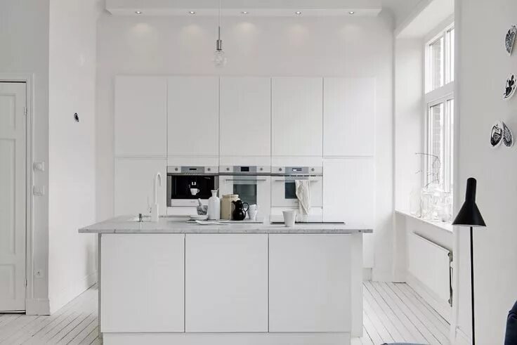 White kitchen пушкинская ул 14 фото Cocina nórdica, blanca, moderna y sin adornos delikatissen Minimalist kitchen, G