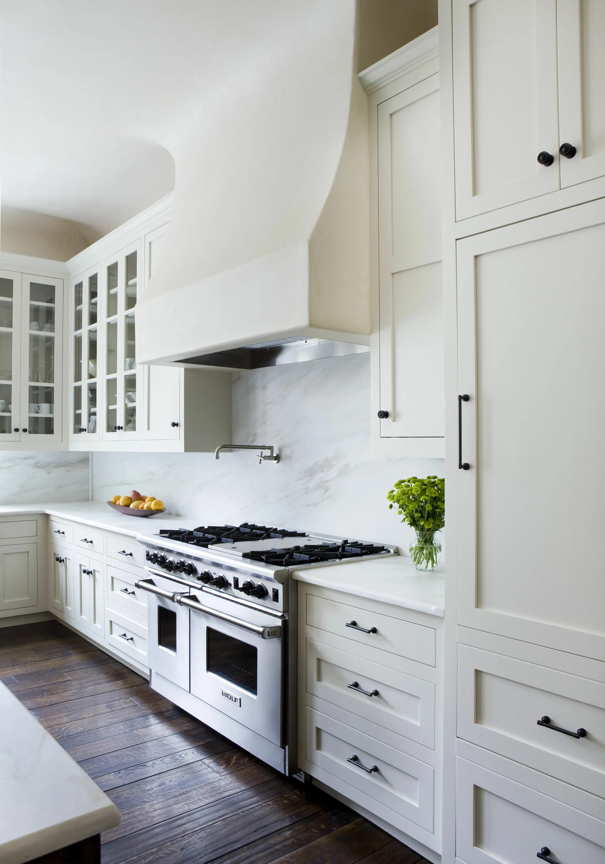 White kitchen пушкинская ул 14 фото Large kitchen with wood floors and large island. Kitchen remodel, White ikea kit
