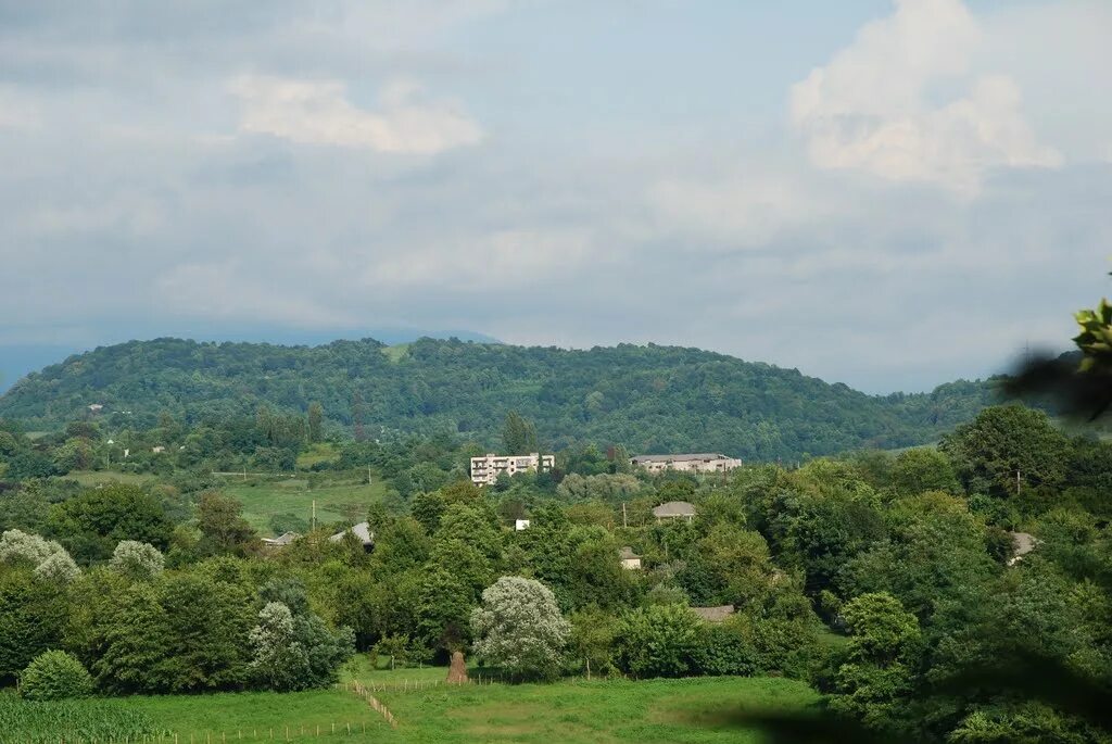 Winejetabkhazia гудаутский район село калдахуара фото Фото Вид на гору Абгархук с дороги в Лыхны в городе Гудаута