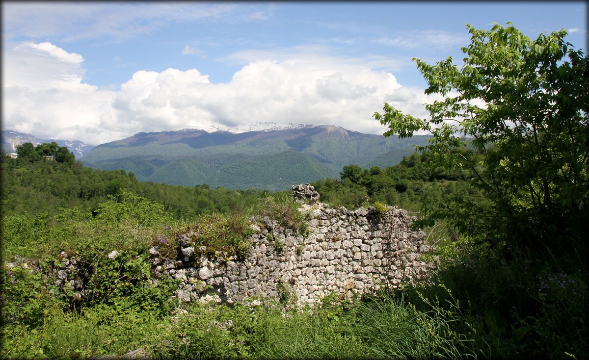 Winejetabkhazia гудаутский район село калдахуара фото Крепость Абахуамца - прикоснуться к абхазской древности Тульский мечтатель Дзен