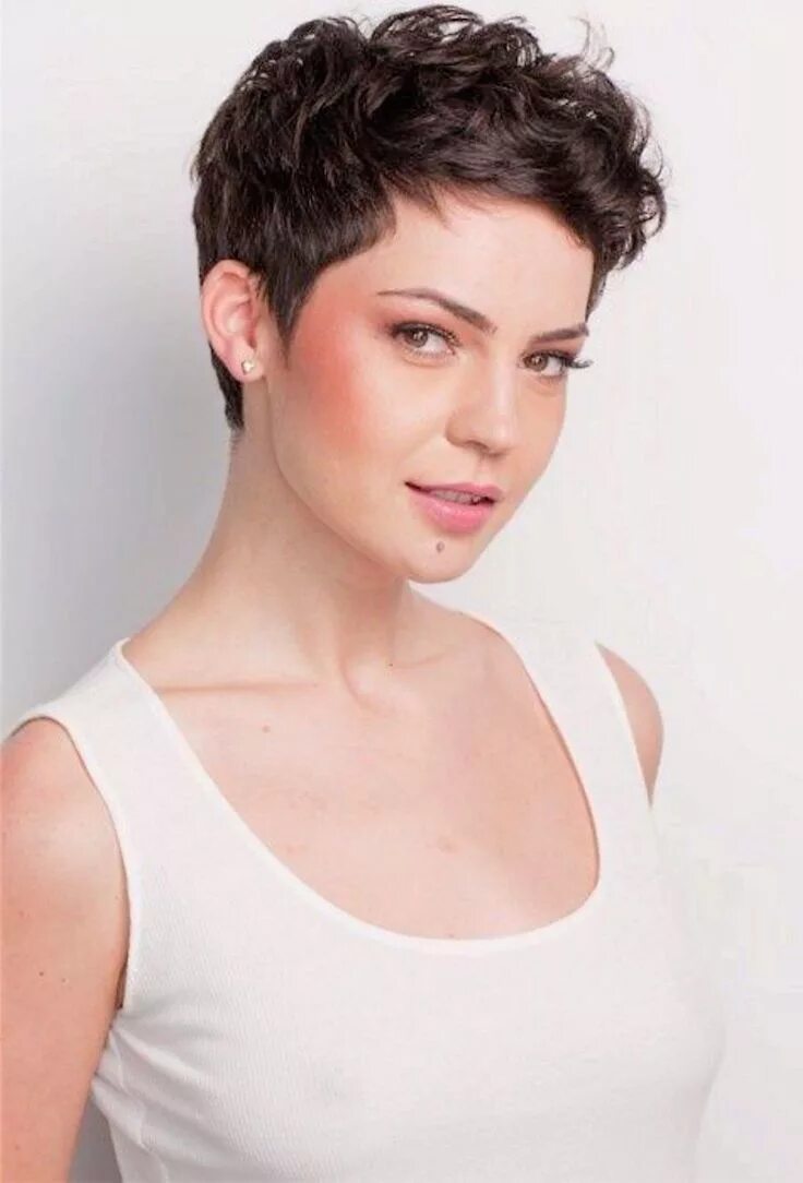 Wolf cut стрижка женская на короткие волосы 25 Short Haircuts For Curly Hair - Feed Inspiration Cortes de pelo, Estilo de pe