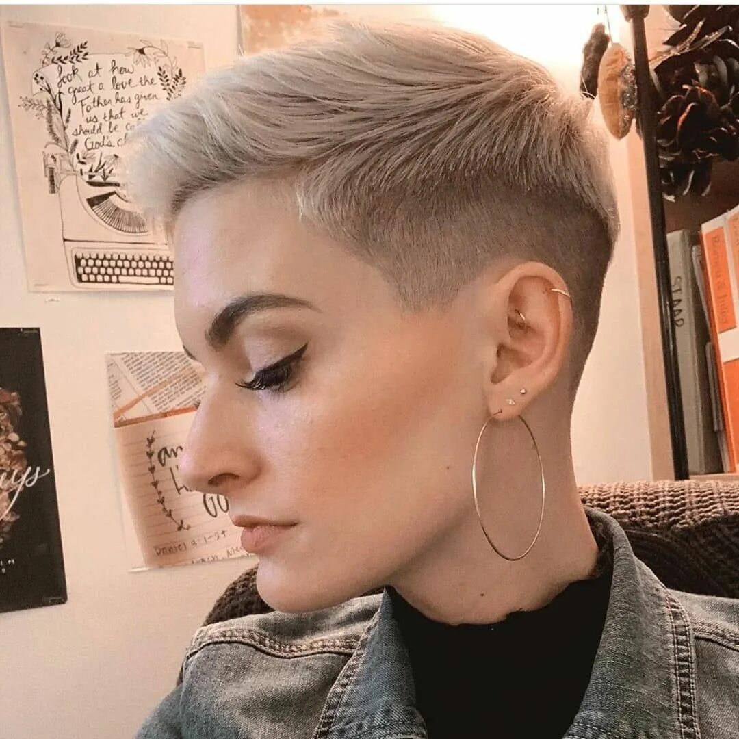 Wolfcut стрижка женская короткая @shavedhairlovers on Instagram: "@october.jade #bobhaircut #undercut #bobhairsty