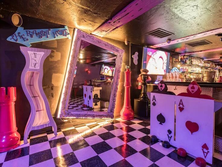 Wonderland октябрьская ул 15 фото 20 essential cocktail dive bars in Los Angeles Alice in wonderland room, Alice i