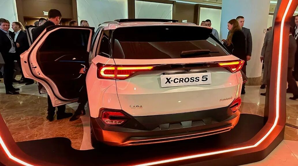X cross 7 фото АвтоВАЗ вступает в игру: новый кроссовер Lada с турбомотором и вариатором готови