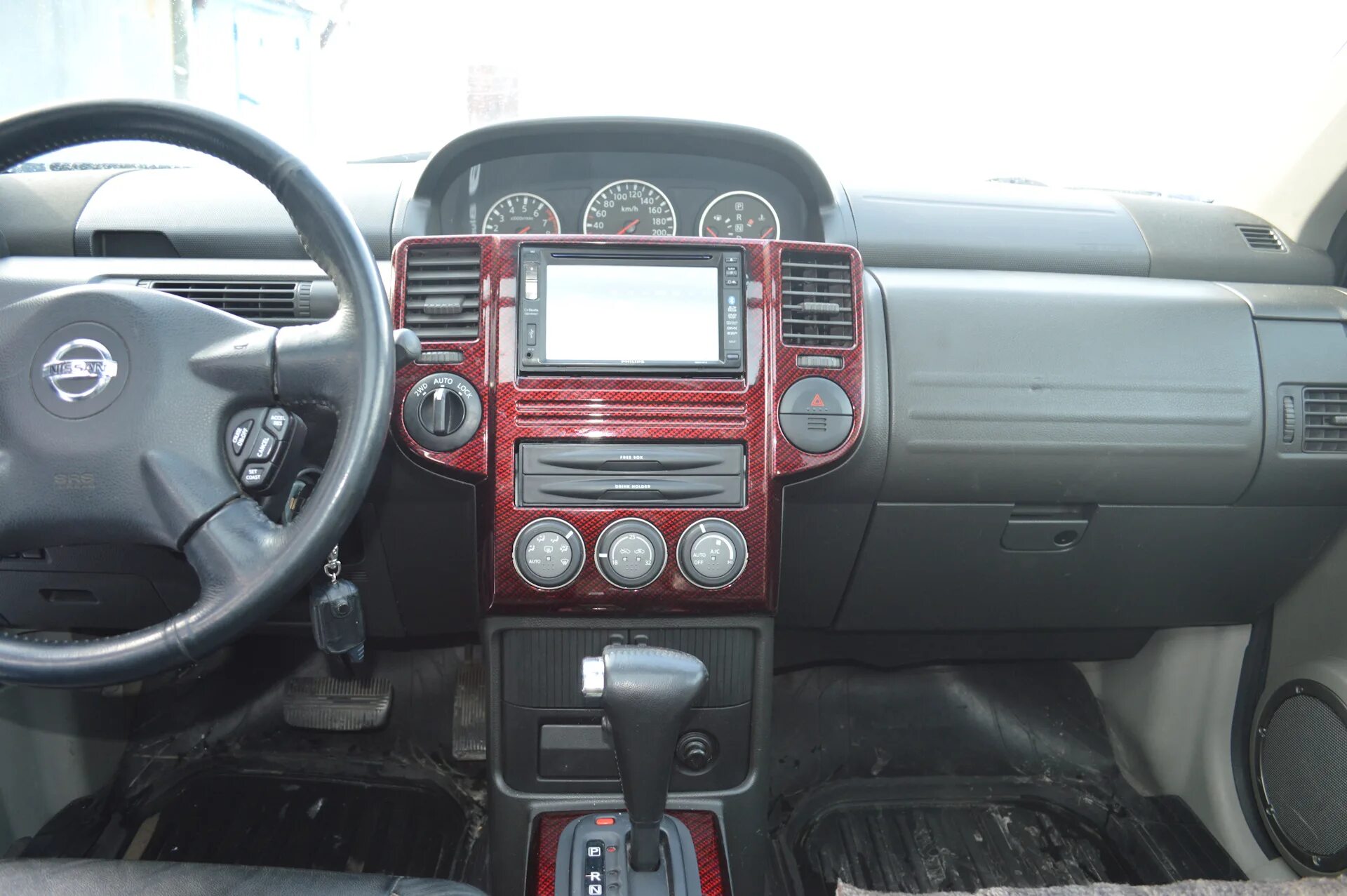 X trail тюнинг салона nissan x-trail t30. преобразили маленько салон. очередной красный карбон. - DRIV