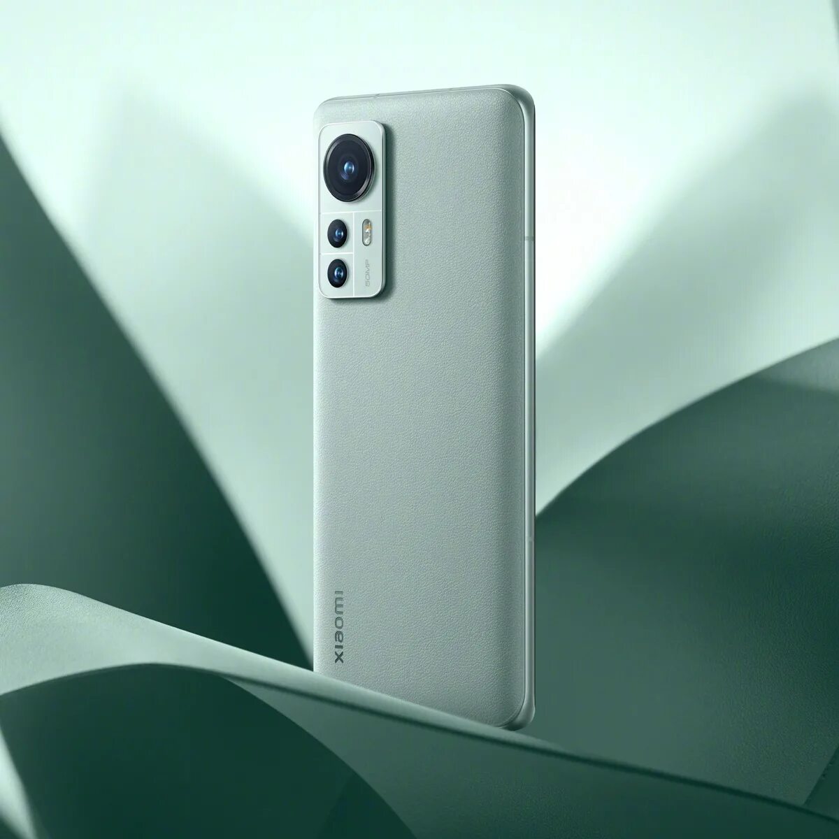 Xiaomi 12 фото телефона Анонс Xiaomi 12 - узкий флагман на Snapdragon 8 Gen 1 с CyberFocus