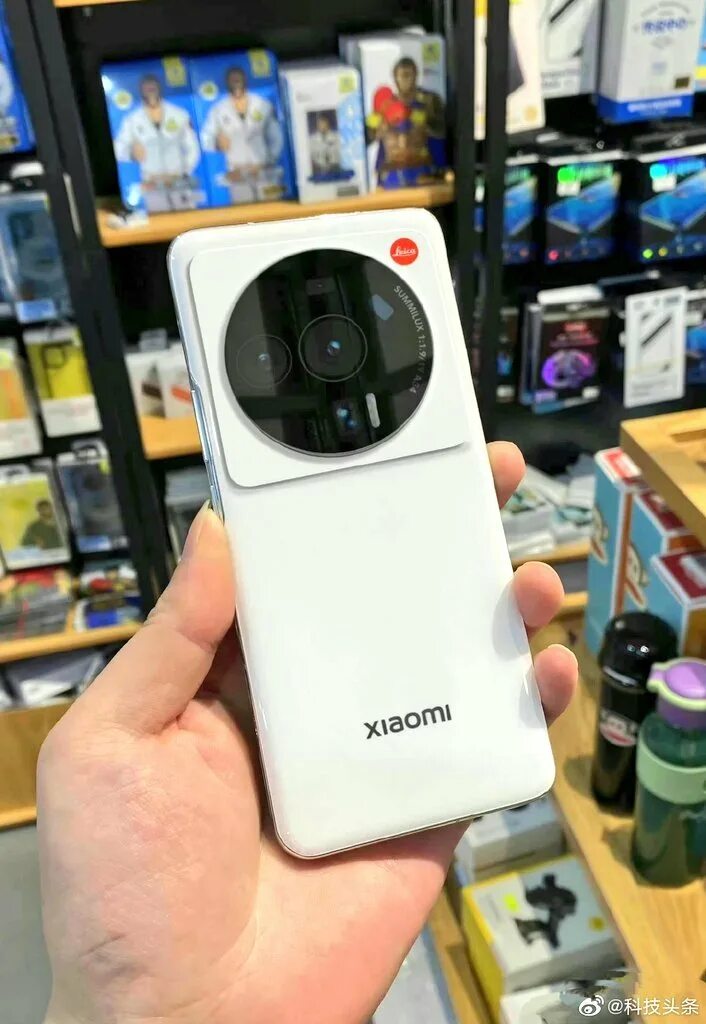 Xiaomi 12 примеры фото Xiaomi 12 Ultra засняли в руке. В топовой версии модели будет 512 ГБ флеш-памяти