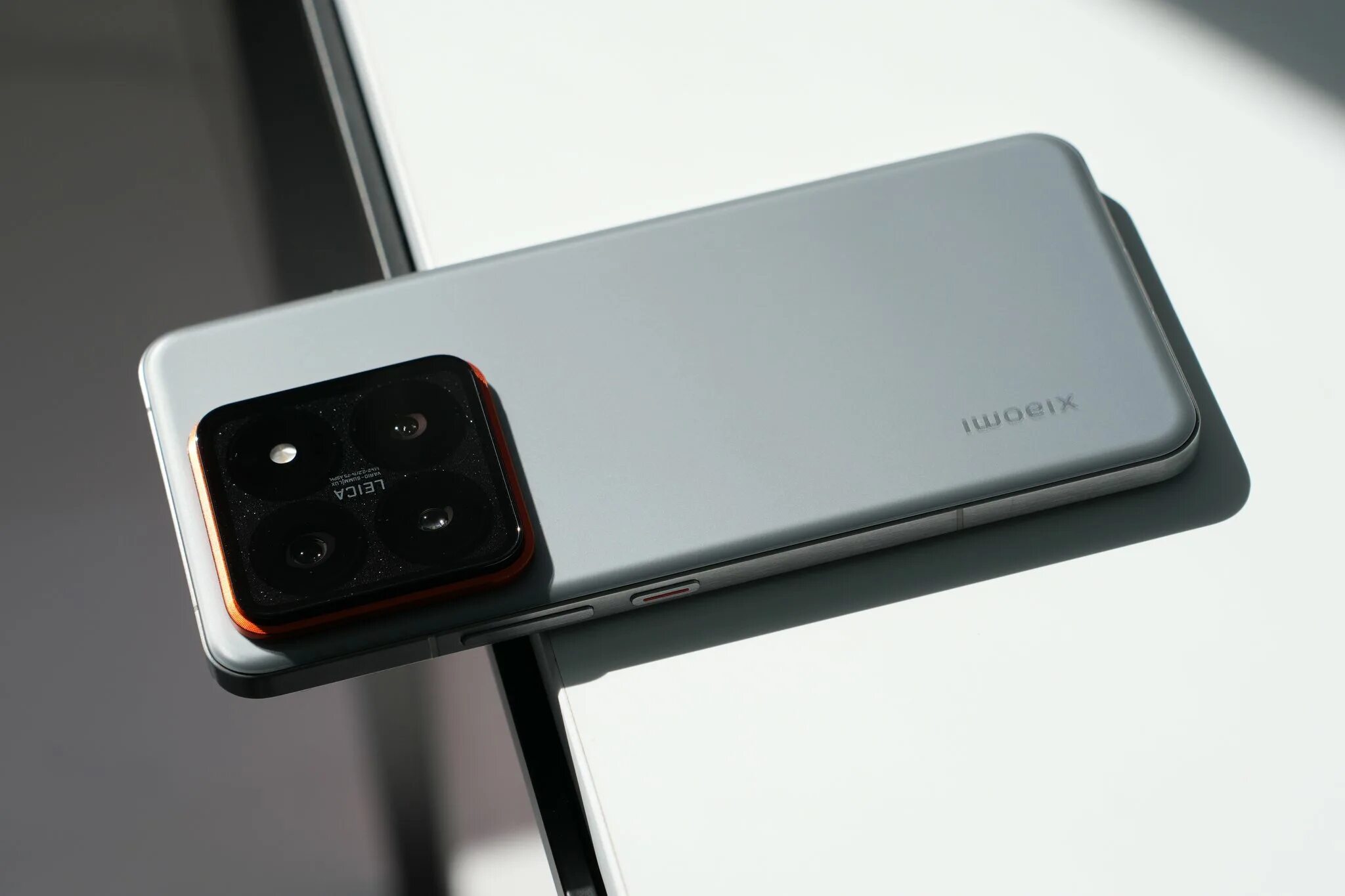 Xiaomi 14 фото Титановая спецверсия Xiaomi 14 Pro во всей красе на живых фото