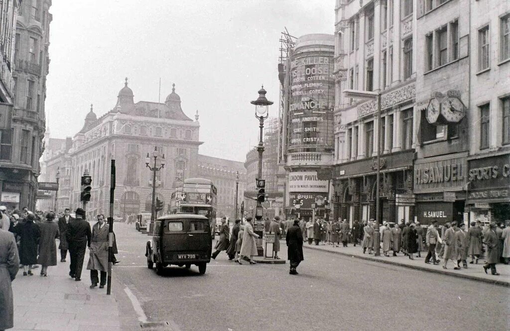 Xx век фото Coventry Street and Piccadilly Circus, London, 2 April 1956 Piccadilly circus, P