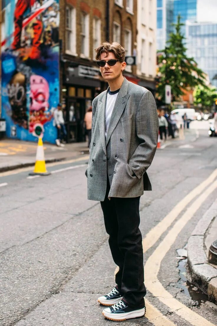 Y2k стиль мужской лук A Bit of a Bare Chest Was a Street Style Hit at Milan Fashion Week Men's London 