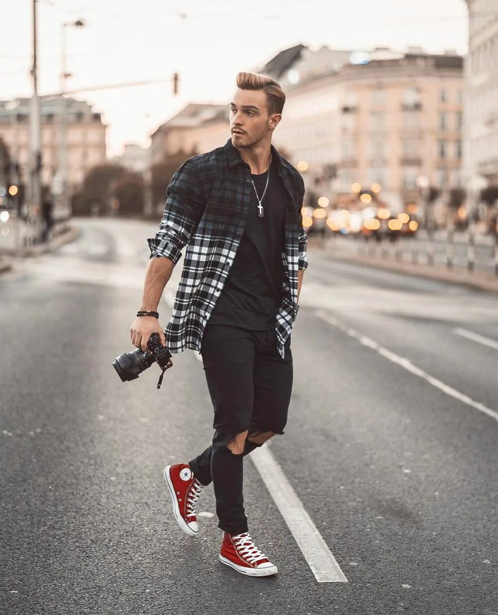 Y2k стиль мужской лук All Star vermelho: Looks masculinos para combiná-lo Mens fashion classy gentlema