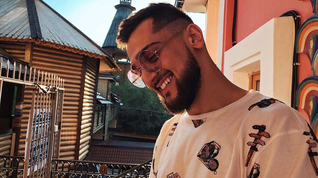Yoni певец фото Теперь и в Нью-Йорке: поклонники JONY разместили его баннер на Таймс Сквер - Зву