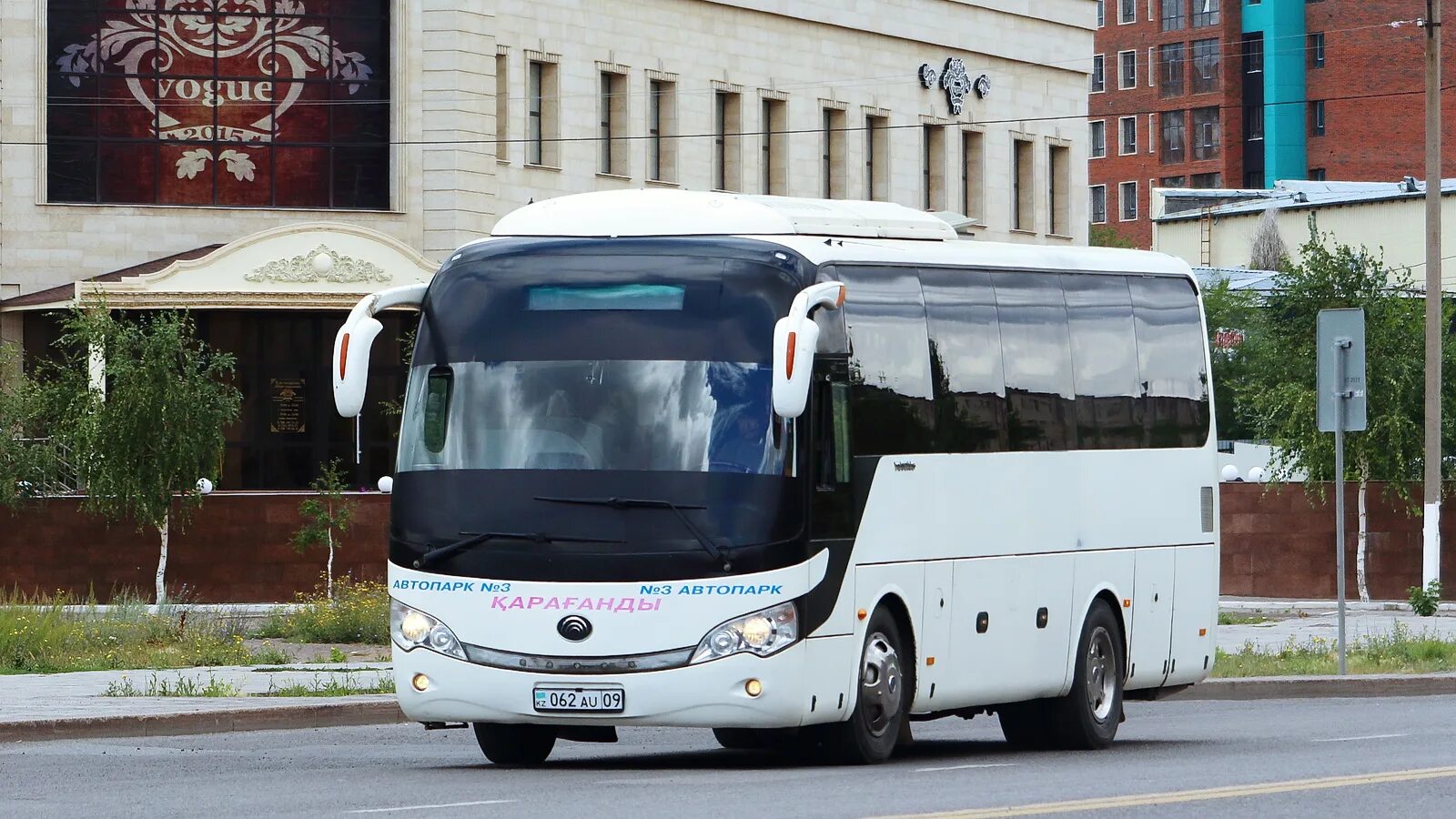 Yutong автобус фото Карагандинская область, Yutong ZK6858H9 № 062 AU 09 - Фото - Автобусный транспор