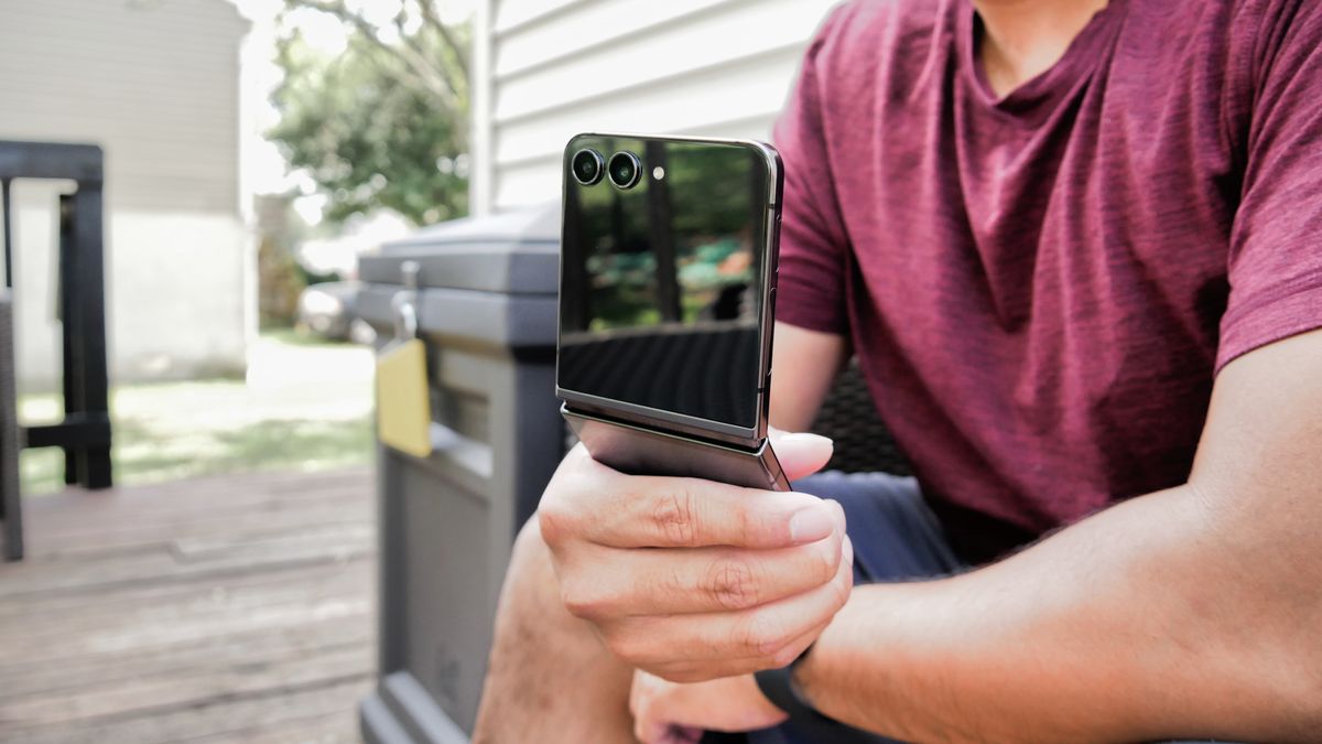 Z flip 6 фото Upcoming Galaxy Z Flip 6 faces a real challenge this year - how will Samsung res