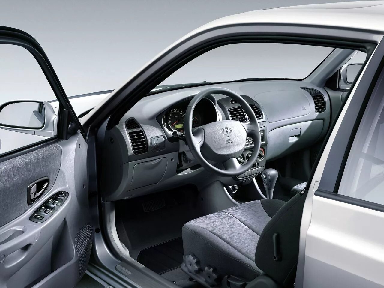 Акцент фото салона Hyundai Accent 2 поколение рестайлинг, хэтчбек 5-дверный - технические характери