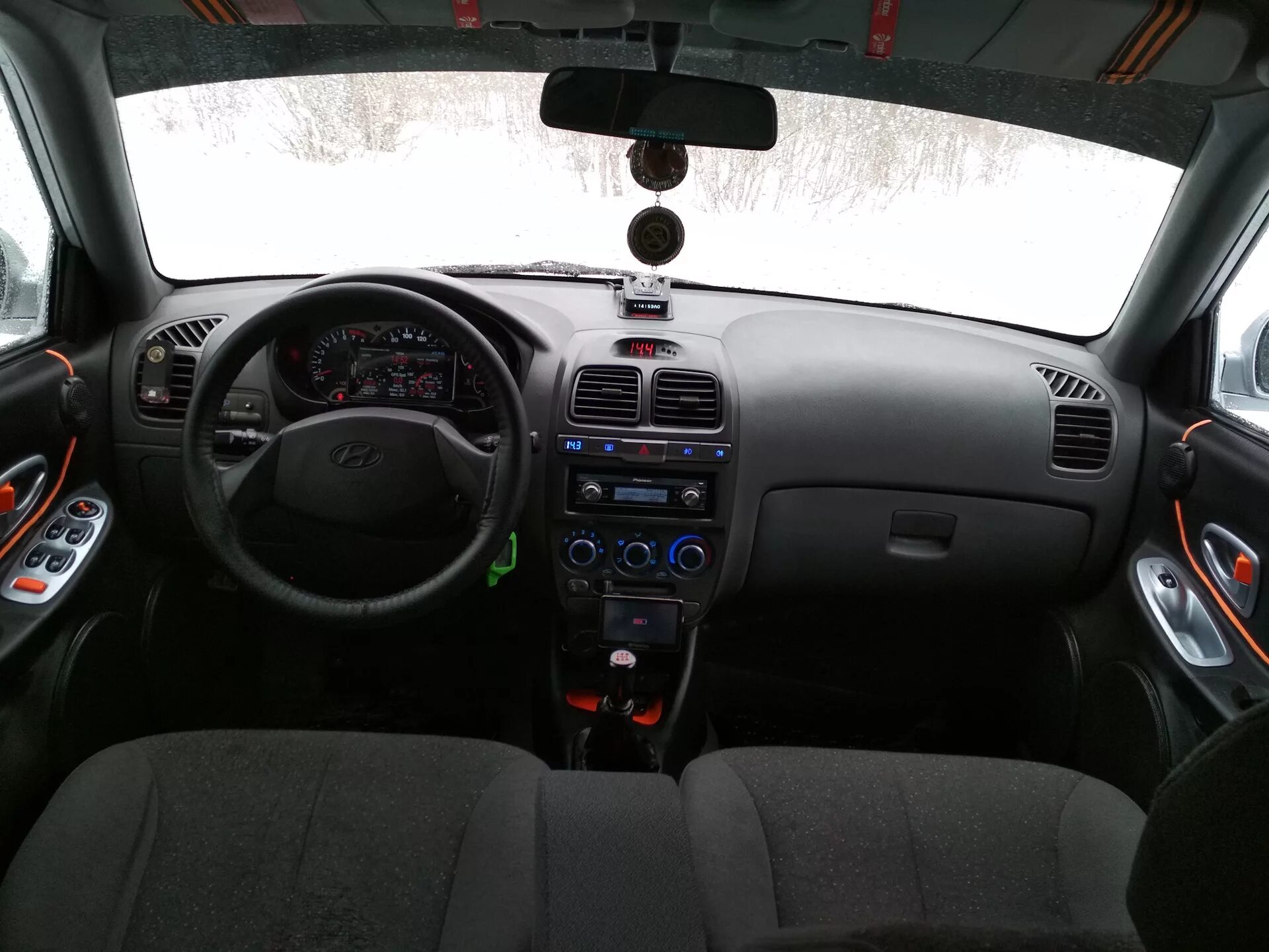 Акцент фото салона Inside the Accent - Hyundai Accent (2G), 1,5 л, 2004 года стайлинг DRIVE2
