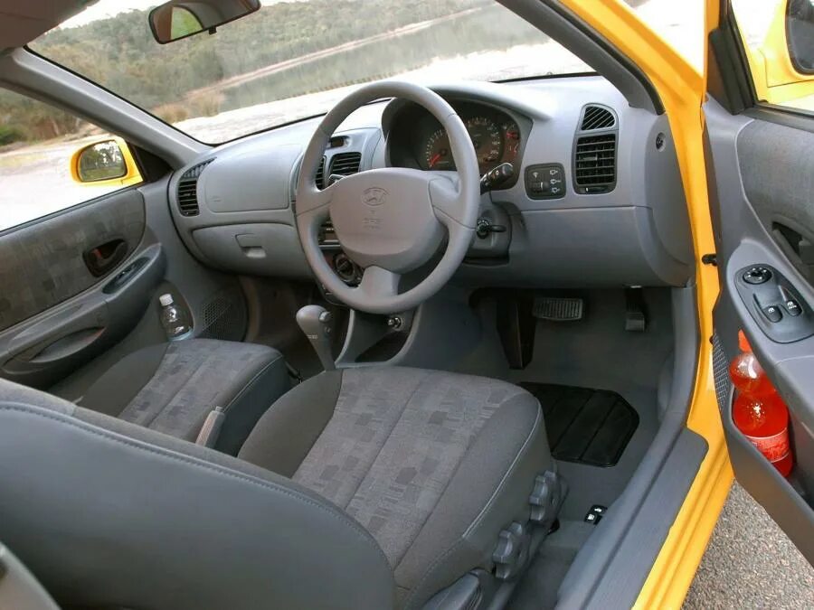 Акцент фото салона Hyundai Accent 3-Door 2003 года выпуска для рынка Австралии и Океании. Фото 16. 
