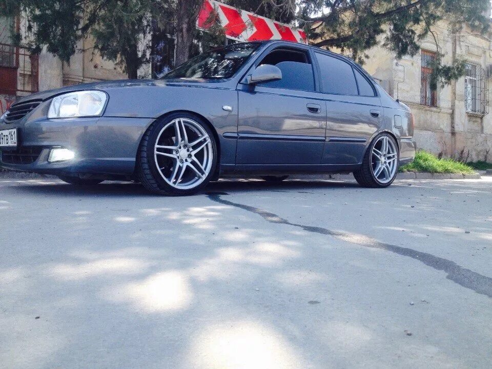Акцент на 16 дисках фото Просто фото КРЫМ - СИМФЕРОПОЛЬ. - Hyundai Accent (2G), 1,5 л, 2006 года фотограф