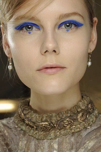 Акцент на нижнем веке макияж Картинки по запросу Пэт МакГрат Valentino Catwalk makeup, Photo makeup, Runway m