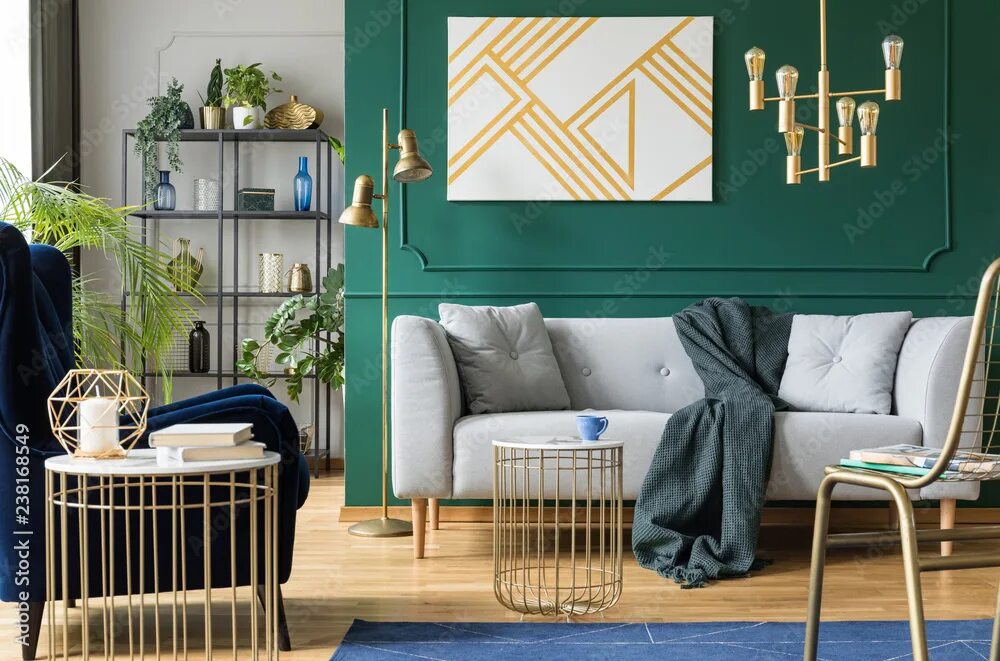 Акцент на стене в интерьере Golden, green and grey accents in contemporary living room interior Фотографія S