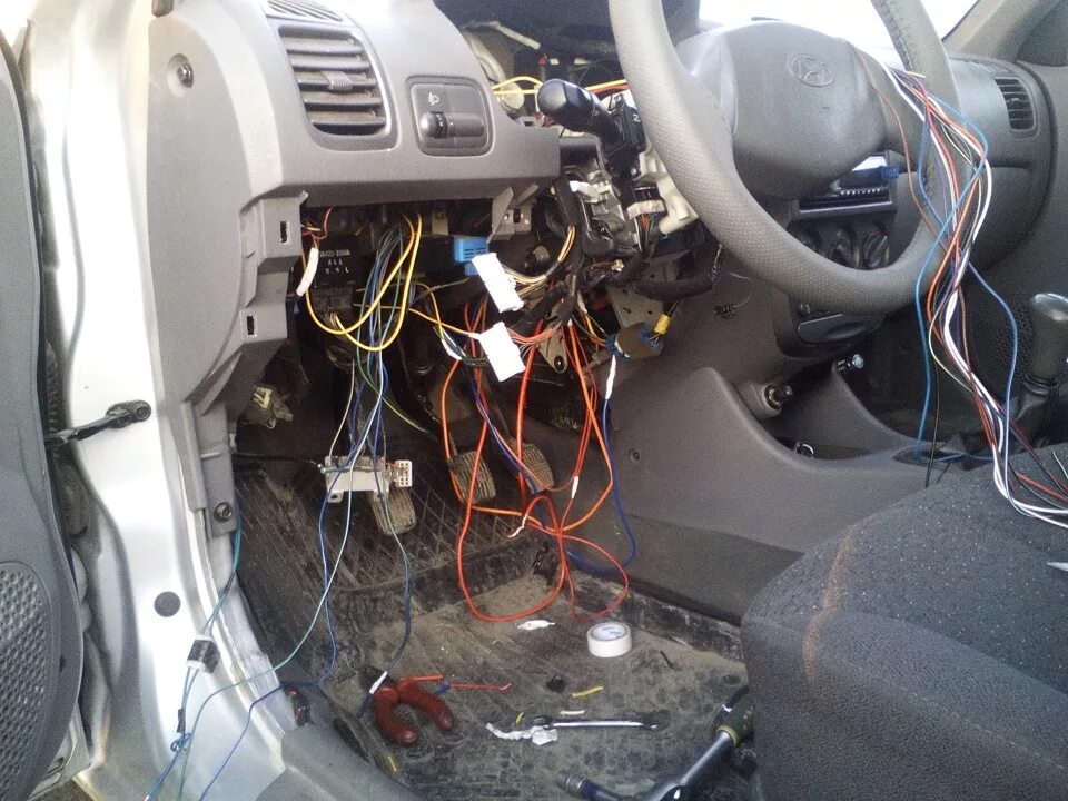Акцент точки подключения установка сигнализации - Hyundai Accent (2G), 1,5 л, 2007 года своими руками DRI