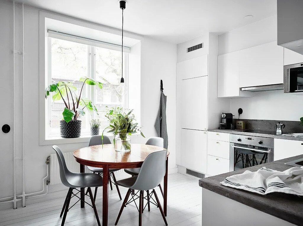 Акцент в интерьере кухни White kitchen with a round dining table - COCO LAPINE DESIGN Kitchen table makeo