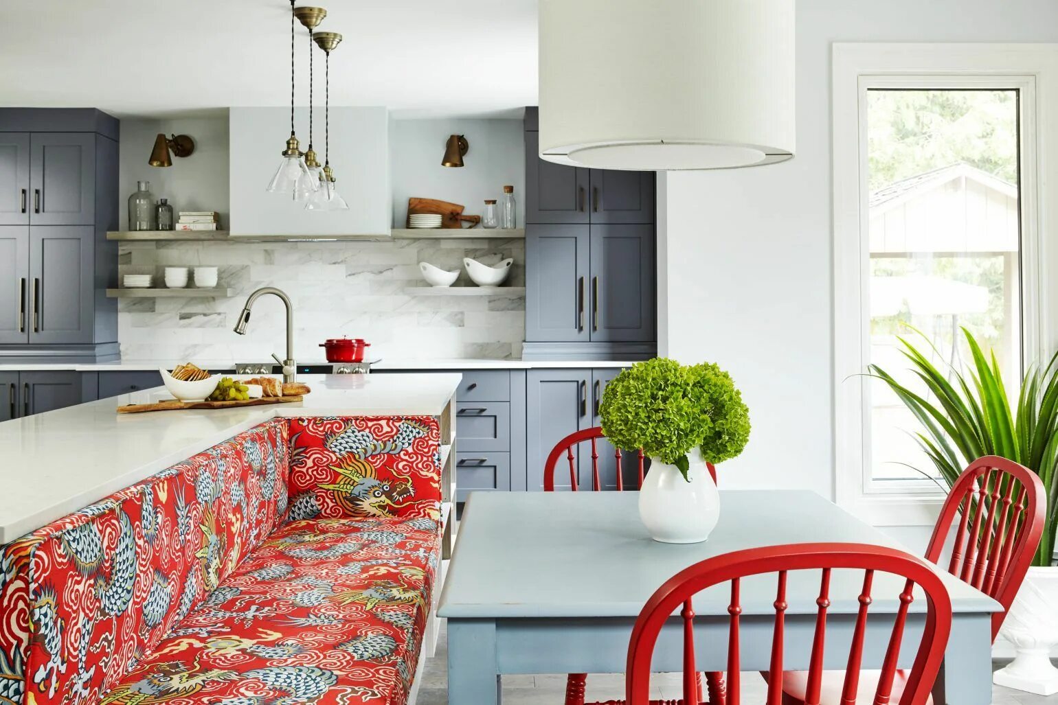 Акцент в интерьере кухни 37 Colorful Kitchens That Will Put a Smile on Your Face Eclectic kitchen, Kitche