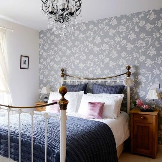 Акцентная стена фото в интерьере спальни Main bedroom Yorkshire cottage House Tour housetohome.co.uk Country style bedroo
