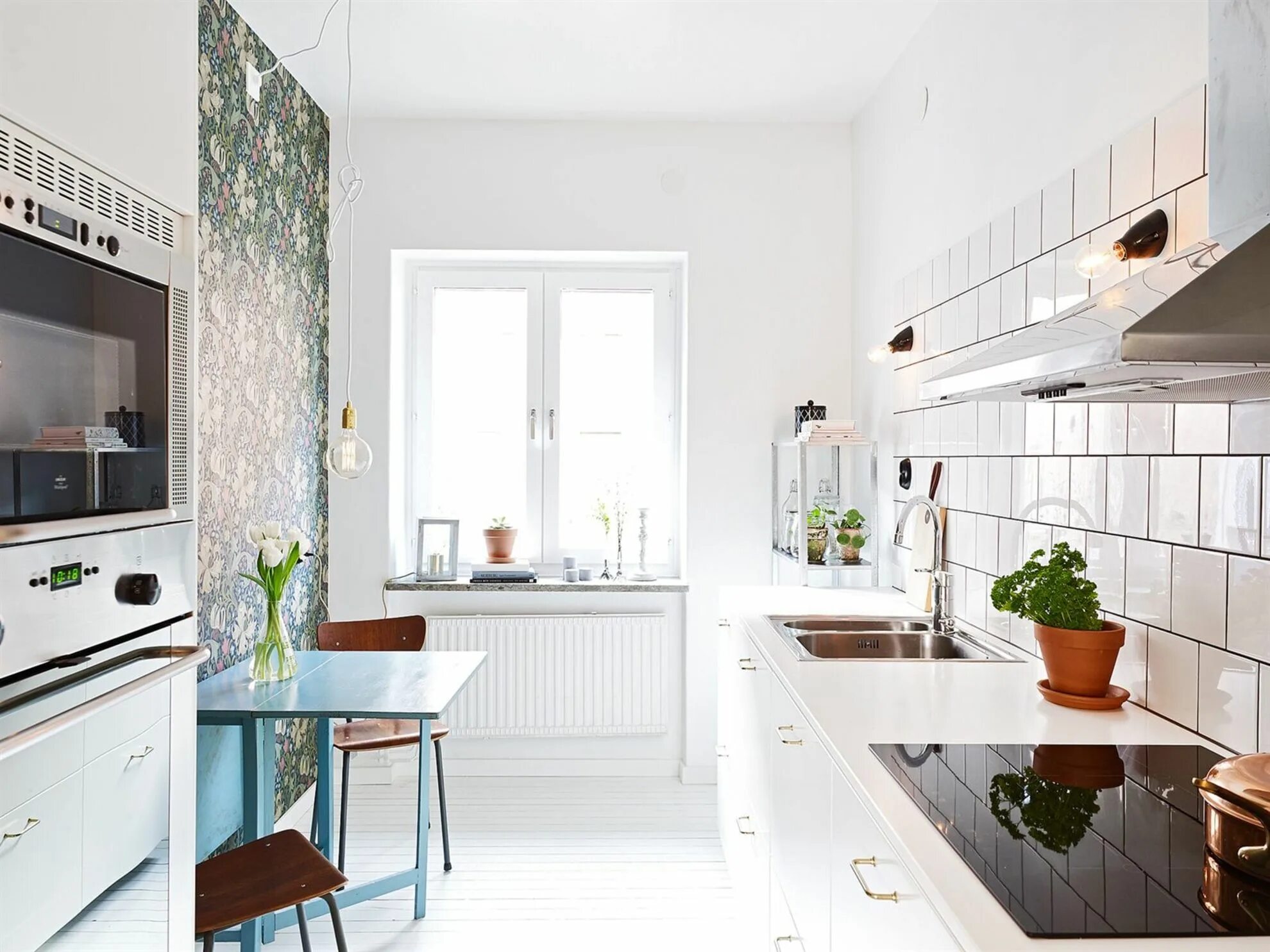 Акцентная стена на кухне фото Bleu canard à Göteborg PLANETE DECO a homes world Kitchen renovation, Home kitch