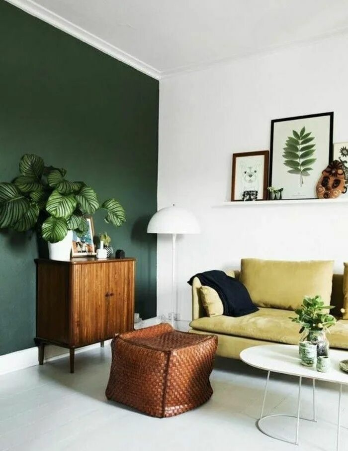 Акцентная стена в интерьере une idée peinture salon d esprit naturel, mur en vert et blanc, canapé jaune, me