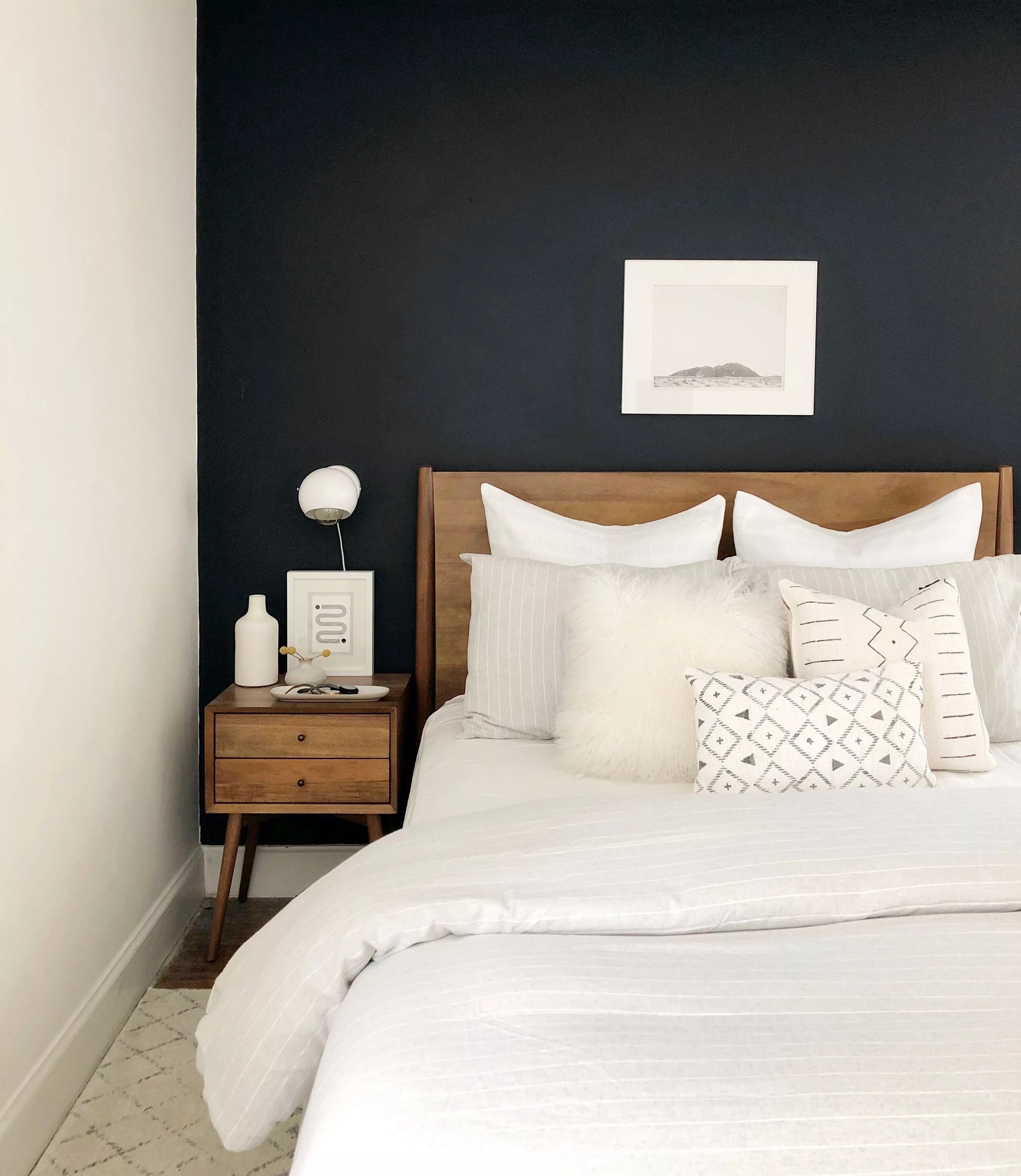 Акцентная стена в интерьере спальни Master bedroom paint color Bedroom interior, Home bedroom, Home decor bedroom
