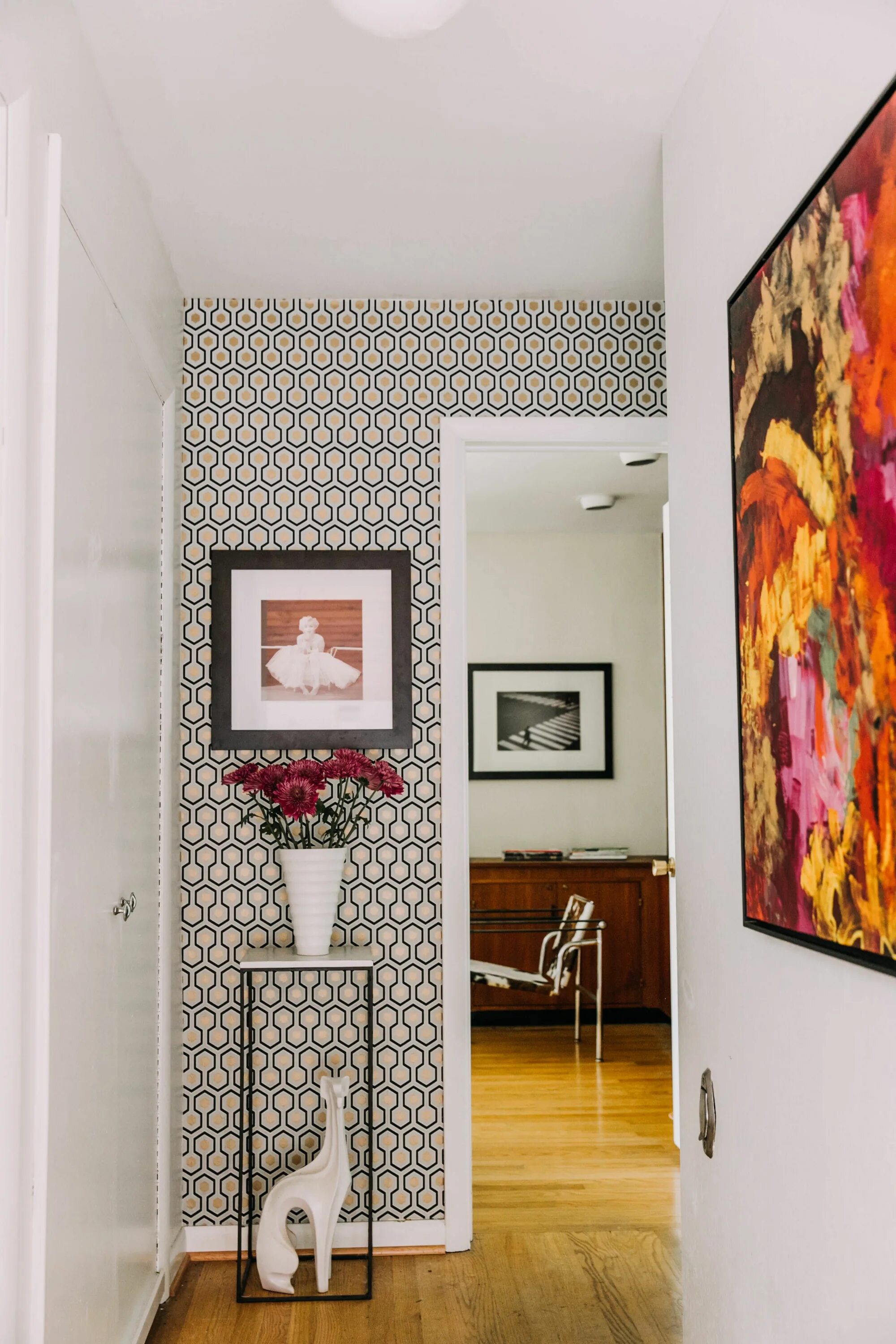 Акцентная стена в прихожей в интерьере A Mid-Century Modern Home in Delaware Guest bedroom remodel, Hallway wallpaper, 
