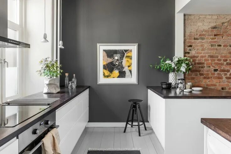 Акцентная стена в сером интерьере Bright and airy studio - COCO LAPINE DESIGN Grey kitchen designs, Living room sc