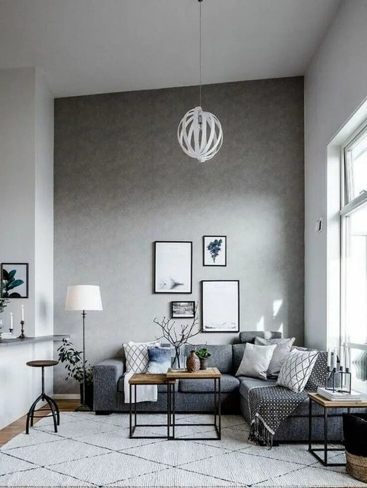 Акцентная стена в сером интерьере Welcome to a mid-century modern living room straight out of a design lover’s dre
