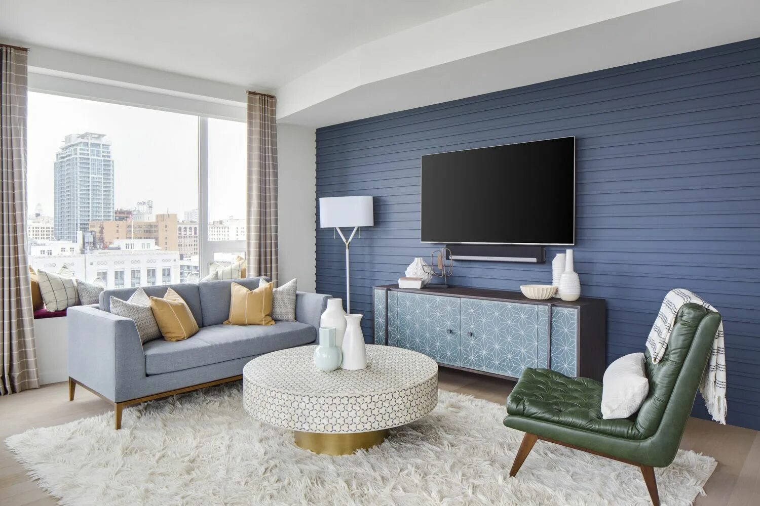 Акцентная стена в сером интерьере This Mad Men-Inspired Loft Blends Retro Decor With Modern Luxury Living room des