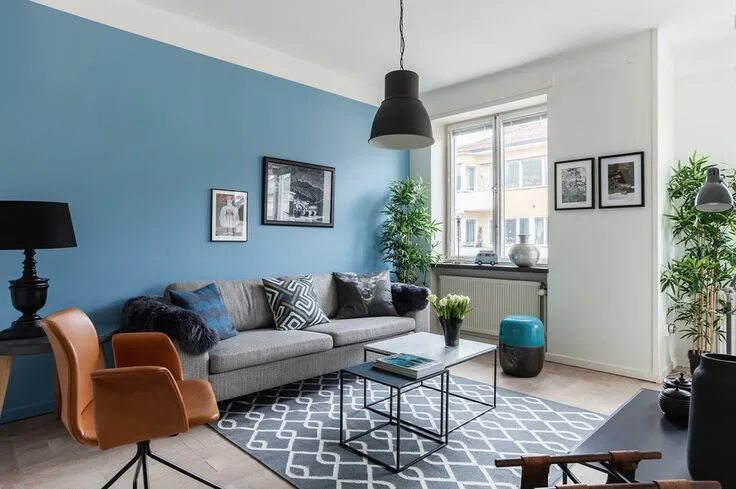 Акцентная стена в сером интерьере Mettre du bleu dans son décor Living room decor modern, Home decor, Living room 