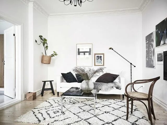 Акцентная стена в скандинавском интерьере Dreamy Scandi apartment with a stunning deep blue bedroom (Daily Dream Decor) Bl