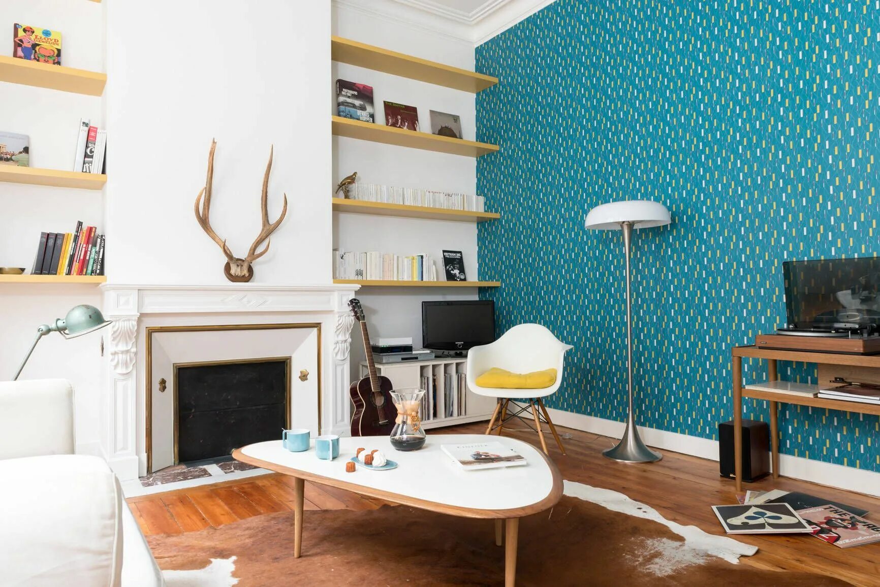 Акцентная стена в скандинавском интерьере 15 Living Rooms That Boast a Teal Color Teal wallpaper living room, Teal living 
