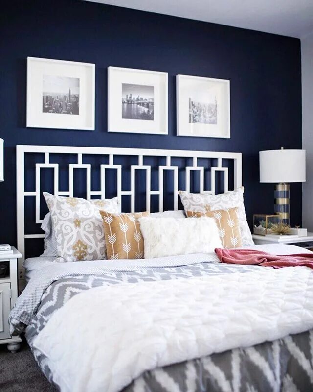 Акцентная стена в спальне изголовье кровати фото This beautiful navy blue bedroom belongs to @mystylevita - stop by The Zhush blo