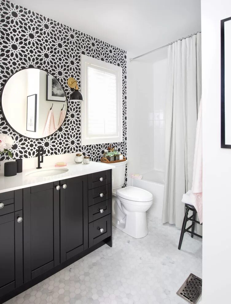 Акцентная стена в ванной комнате фото Black & White Bathroom - Классический - Ванная комната - Торонто - от эксперта L
