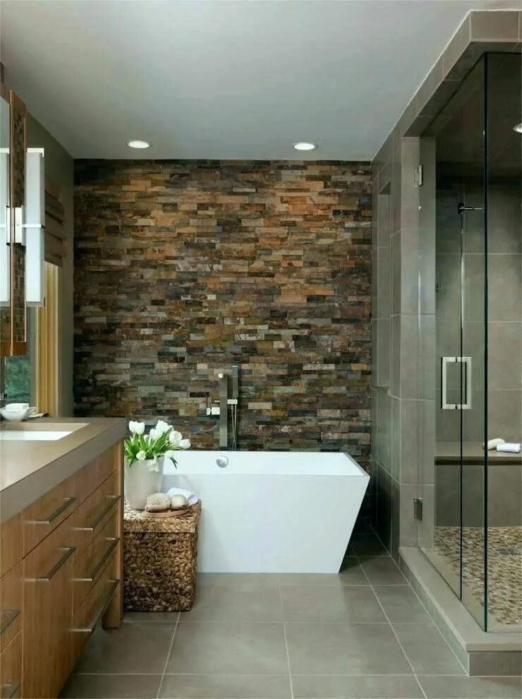 Акцентная стена в ванной комнате фото Modern Bathroom Design with Natural Stone Accents