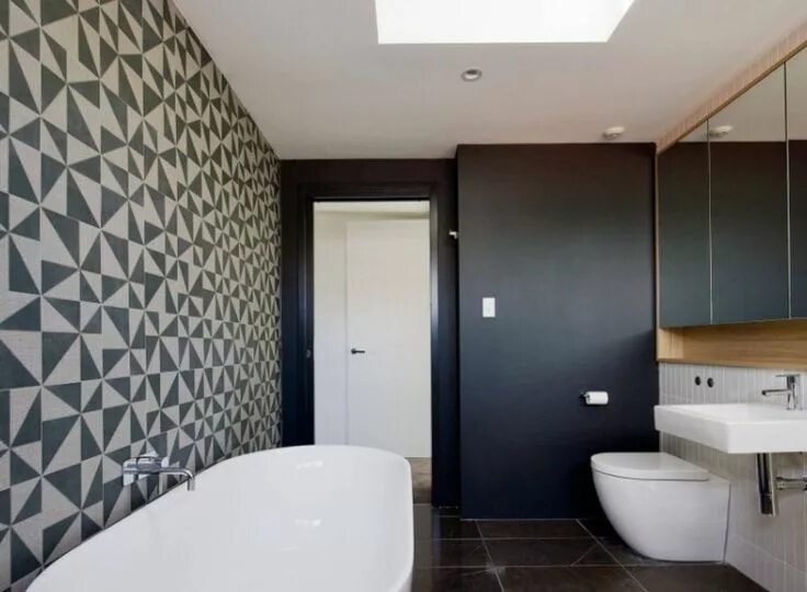 Акцентная стена в ванной комнате фото salle de bain blanche et noire avec parement mural en bois Duchas, Baños