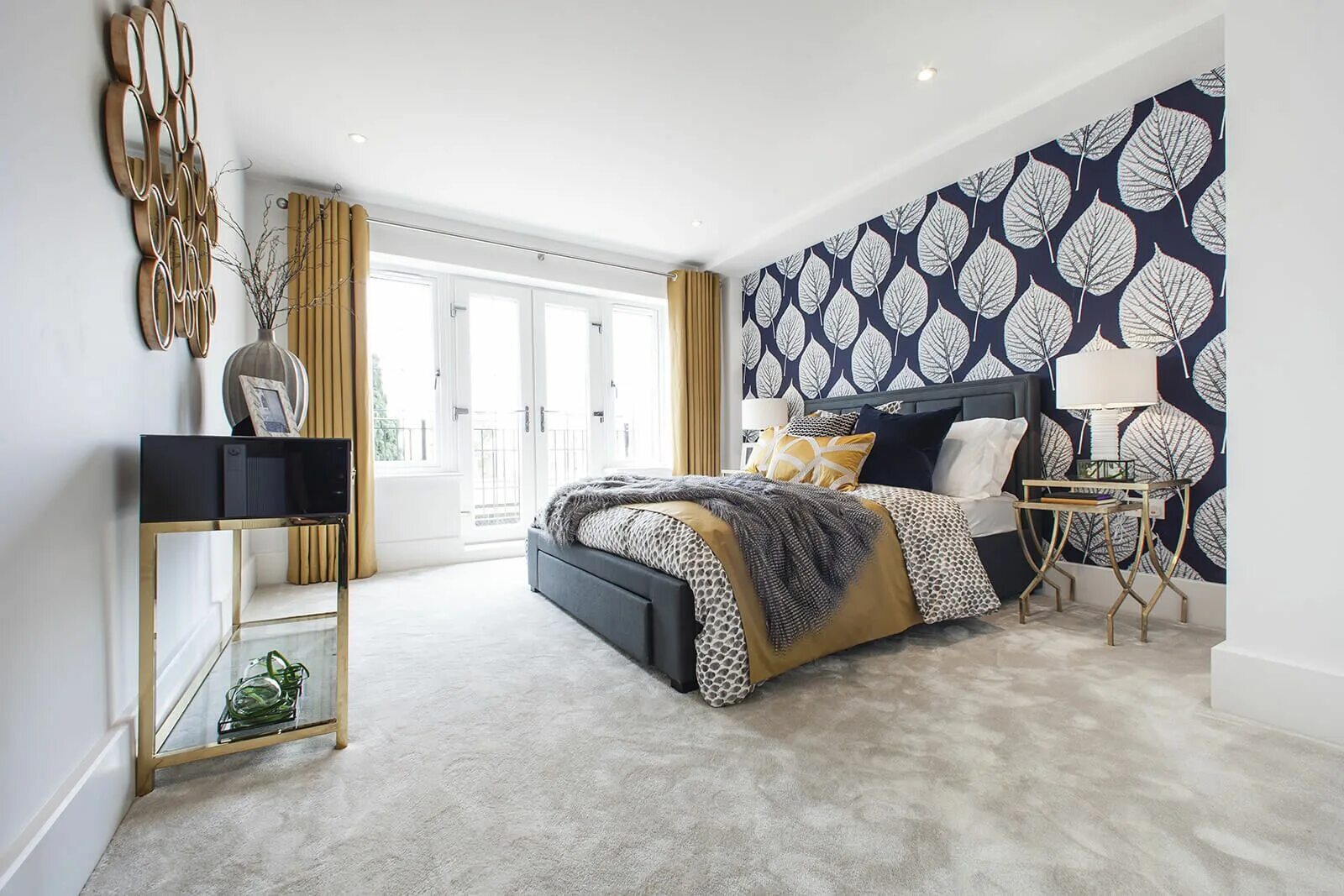 Акцентные обои в интерьере Glenferness Mews, Talbot Avenue Bournemouth Blue and gold bedroom, Bedroom desig