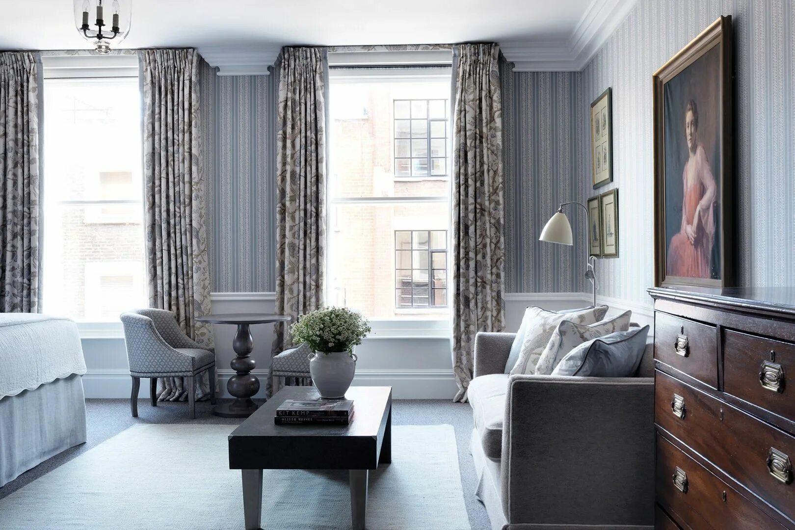 Акцентные шторы в сером интерьере Ideas for curtains (with all the terminology you need to recreate them) Blue liv