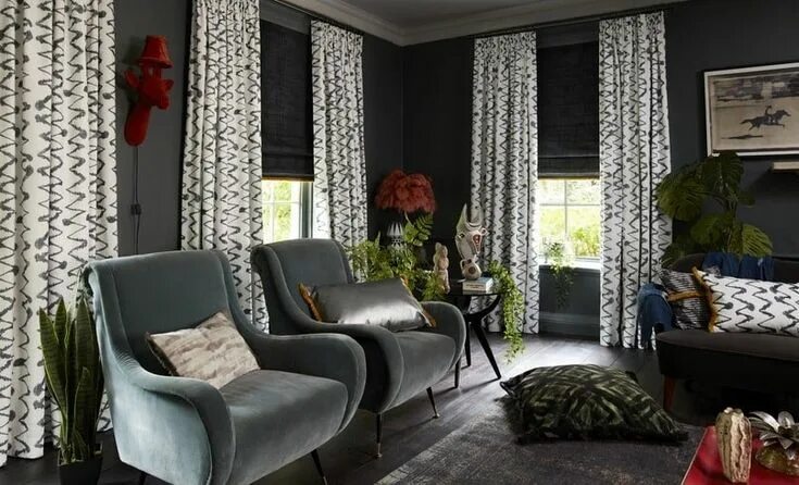 Акцентные шторы в сером интерьере HIL_ABIGAILAHERN_LANDSCAPE_Wolfe-Smoulder_curtains_and_Cley-Mole_Roman_blinds_wi
