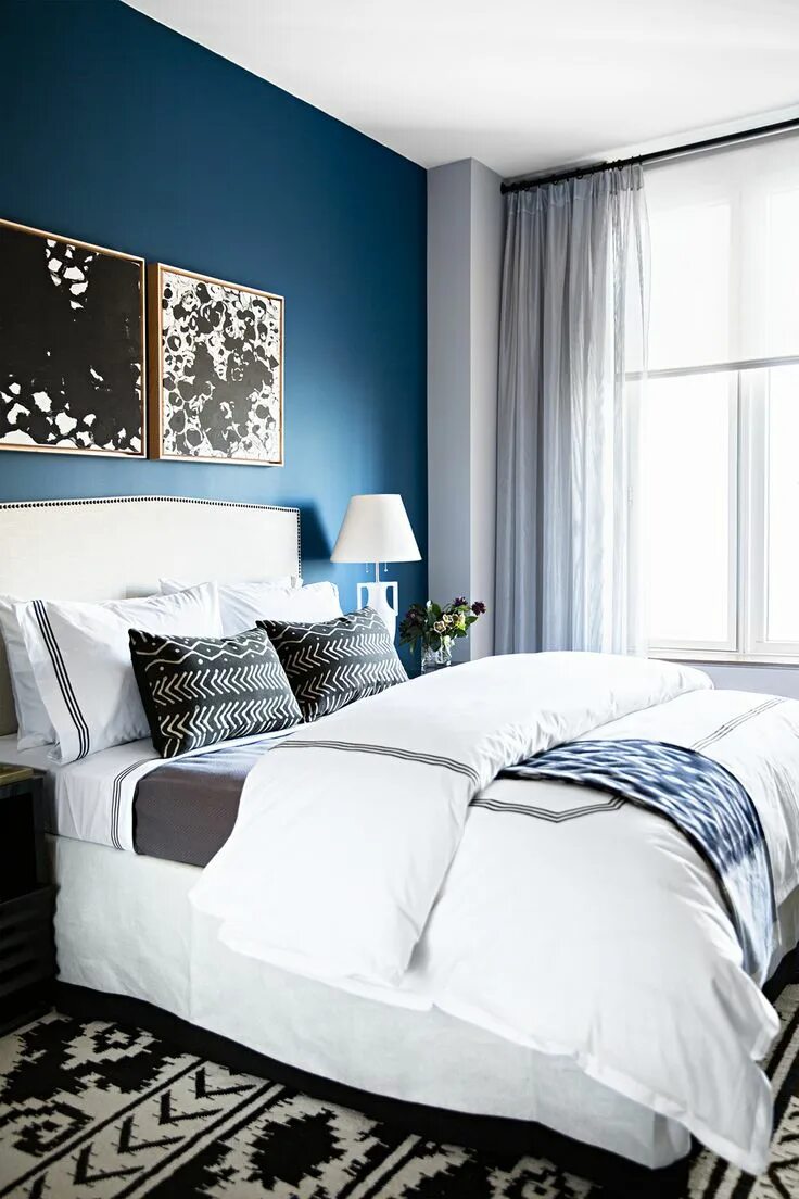 Акцентные стены в интерьере спальни For the Domino Shophouse designer Antonino Buzzetta designed this bedroom with a