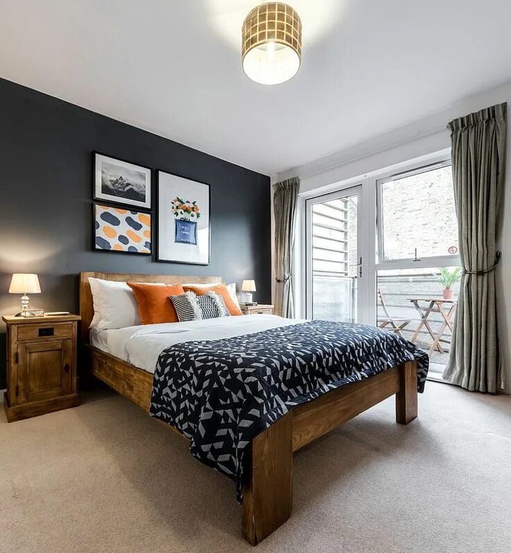 Акцентные стены в интерьере спальни Modern rustic bedroom with a black accent wall Dark and Dramatic: Give Your Bedr