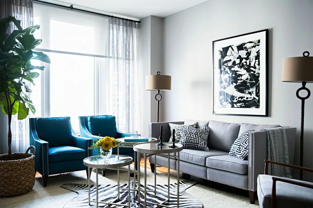 Акцентные цвета в сером интерьере Modern and chic living room. Grey couch & gorgeous blue chairs with chic Zebra p