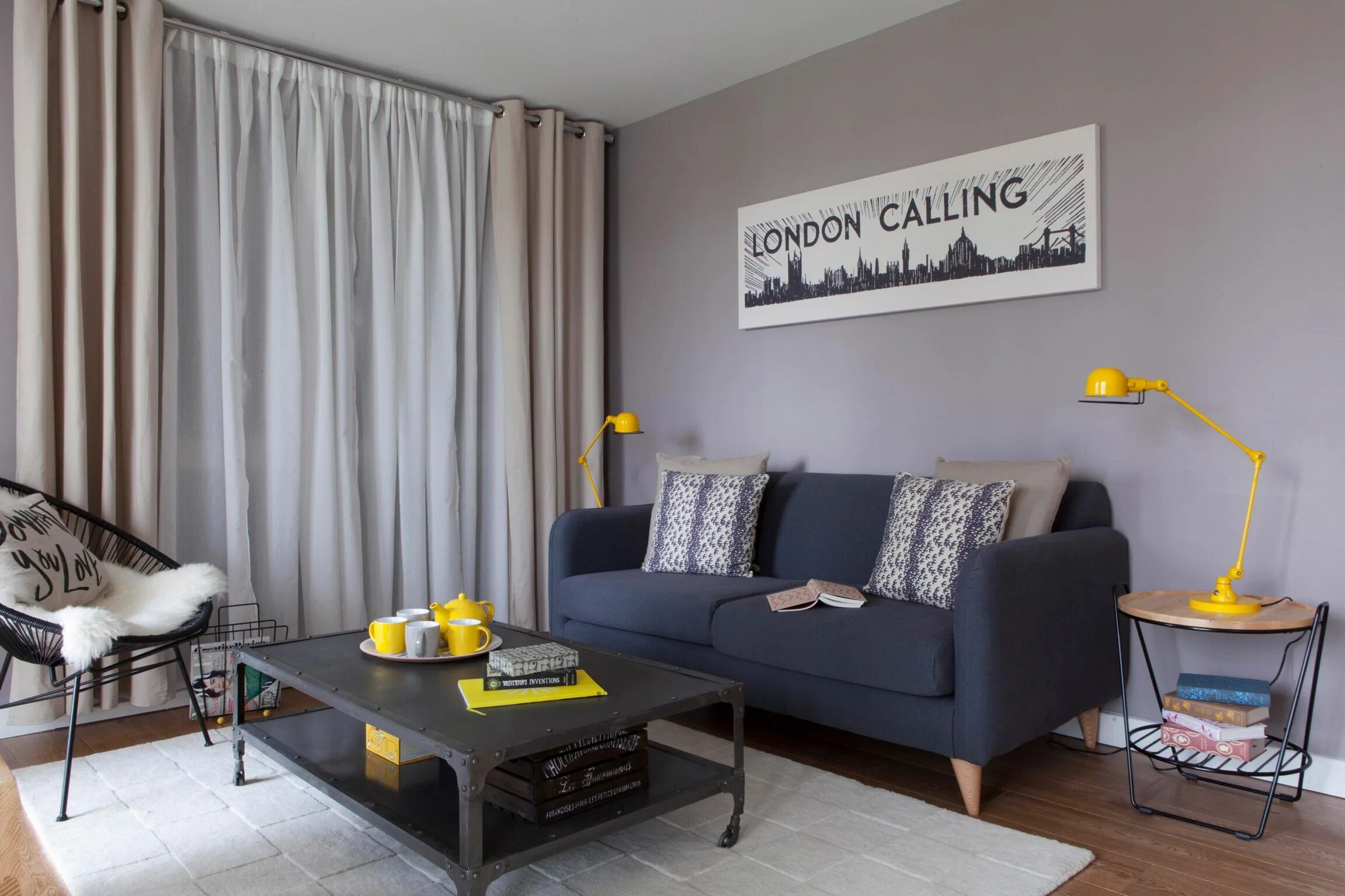Акценты в интерьере гостиной Studio Morton - Bermondsey Apartment Colorful modern interior design, One bedroo