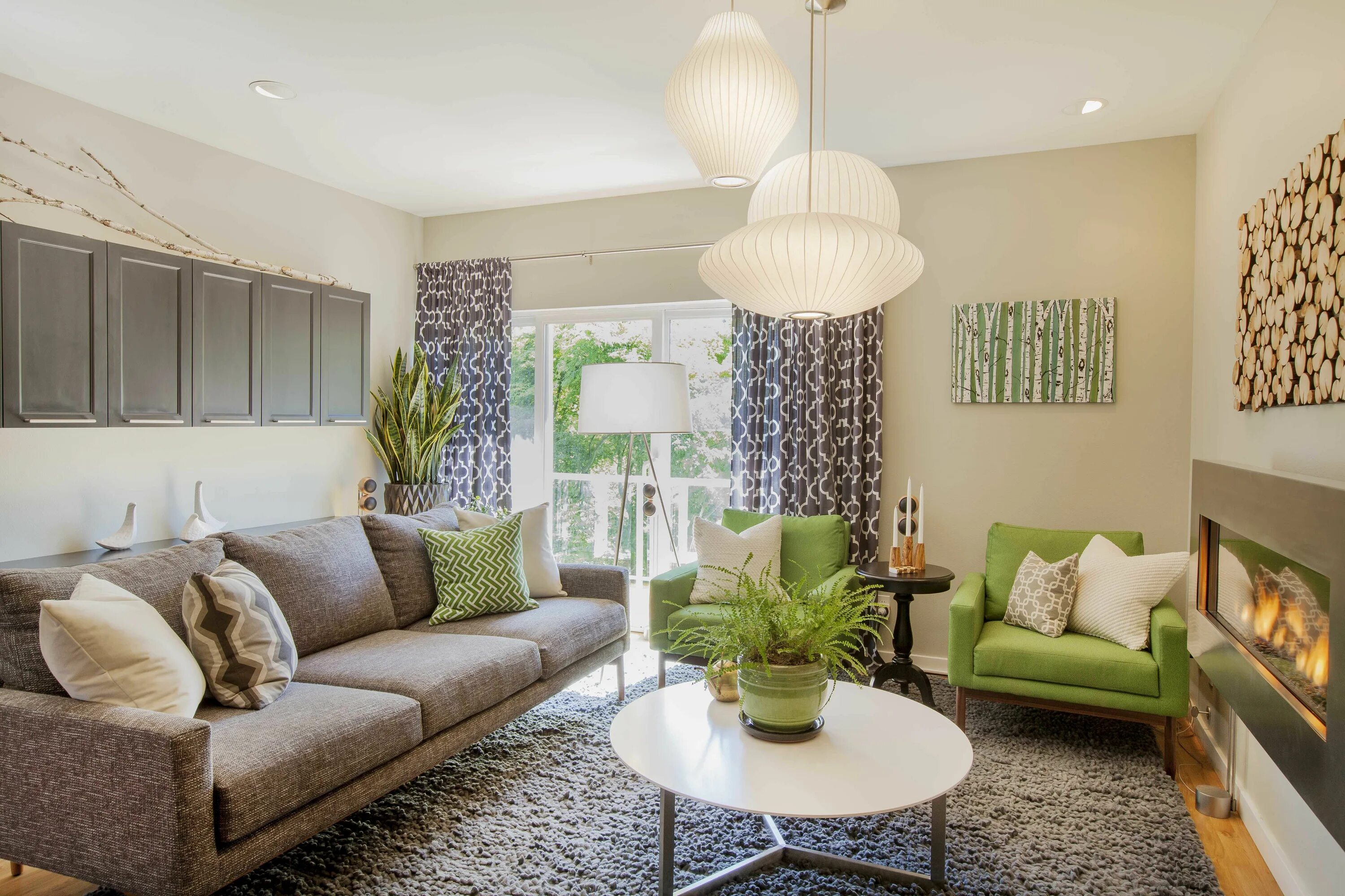 Акценты в интерьере гостиной Lush colors and clean lines transform this living room into a modern and cohesiv